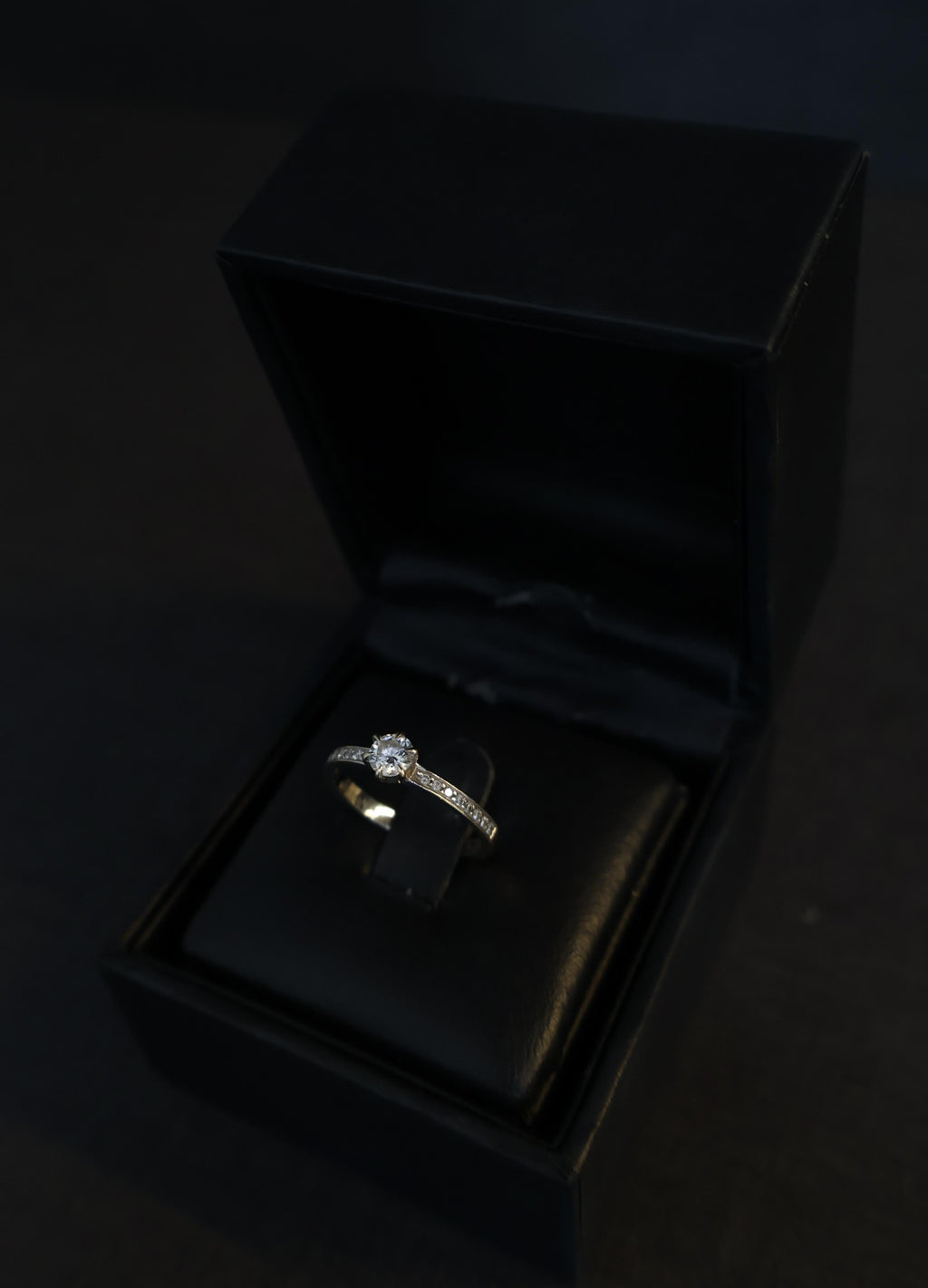 Anel em Ouro Branco e Diamantes