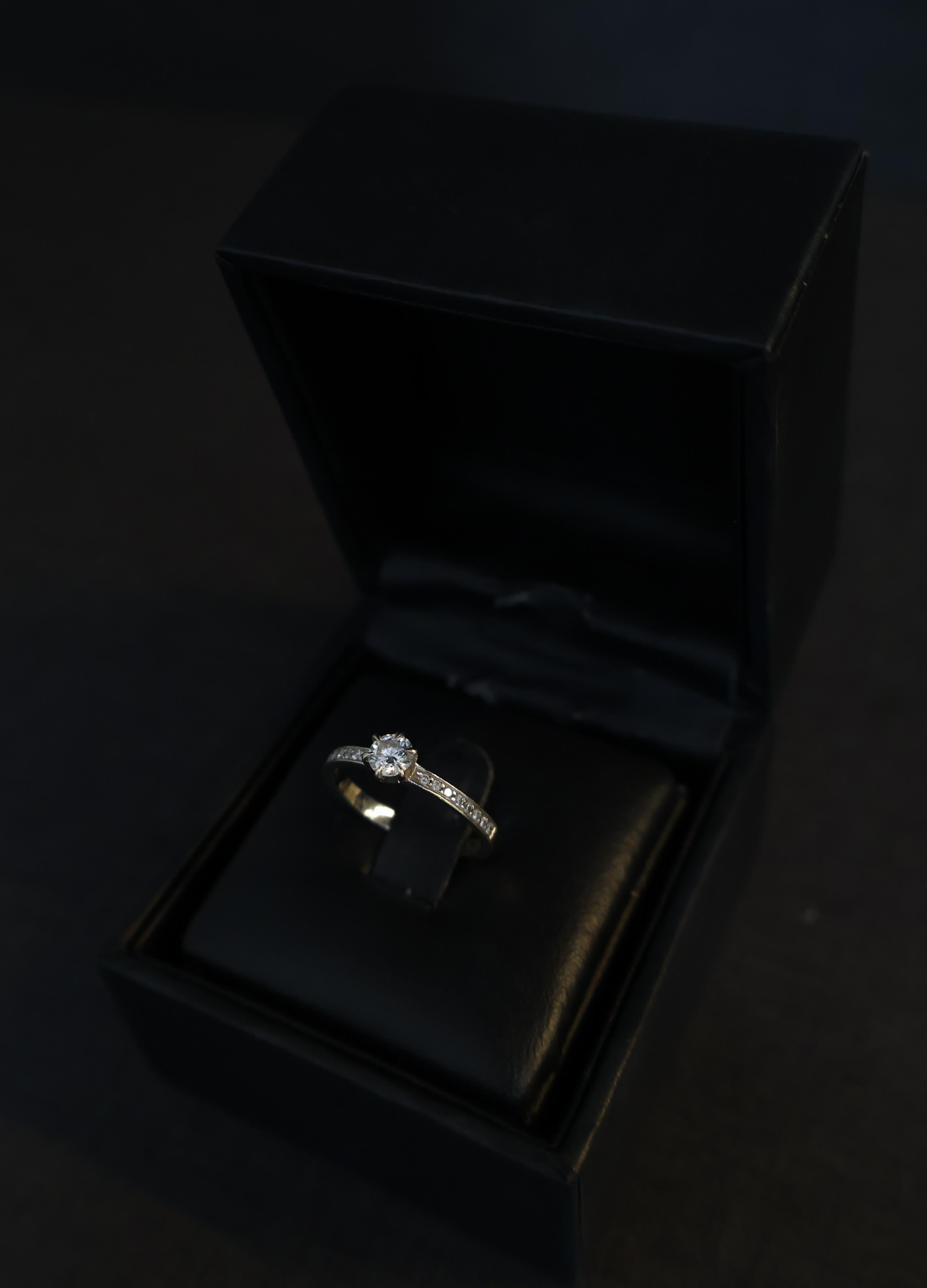 Anel em Ouro Branco e Diamantes