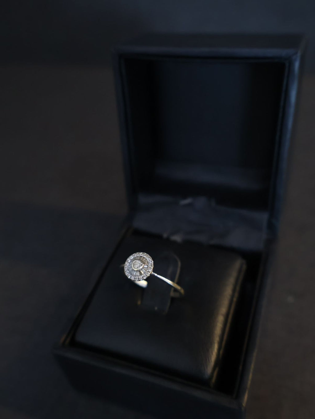 Anel em Ouro Branco e Diamantes