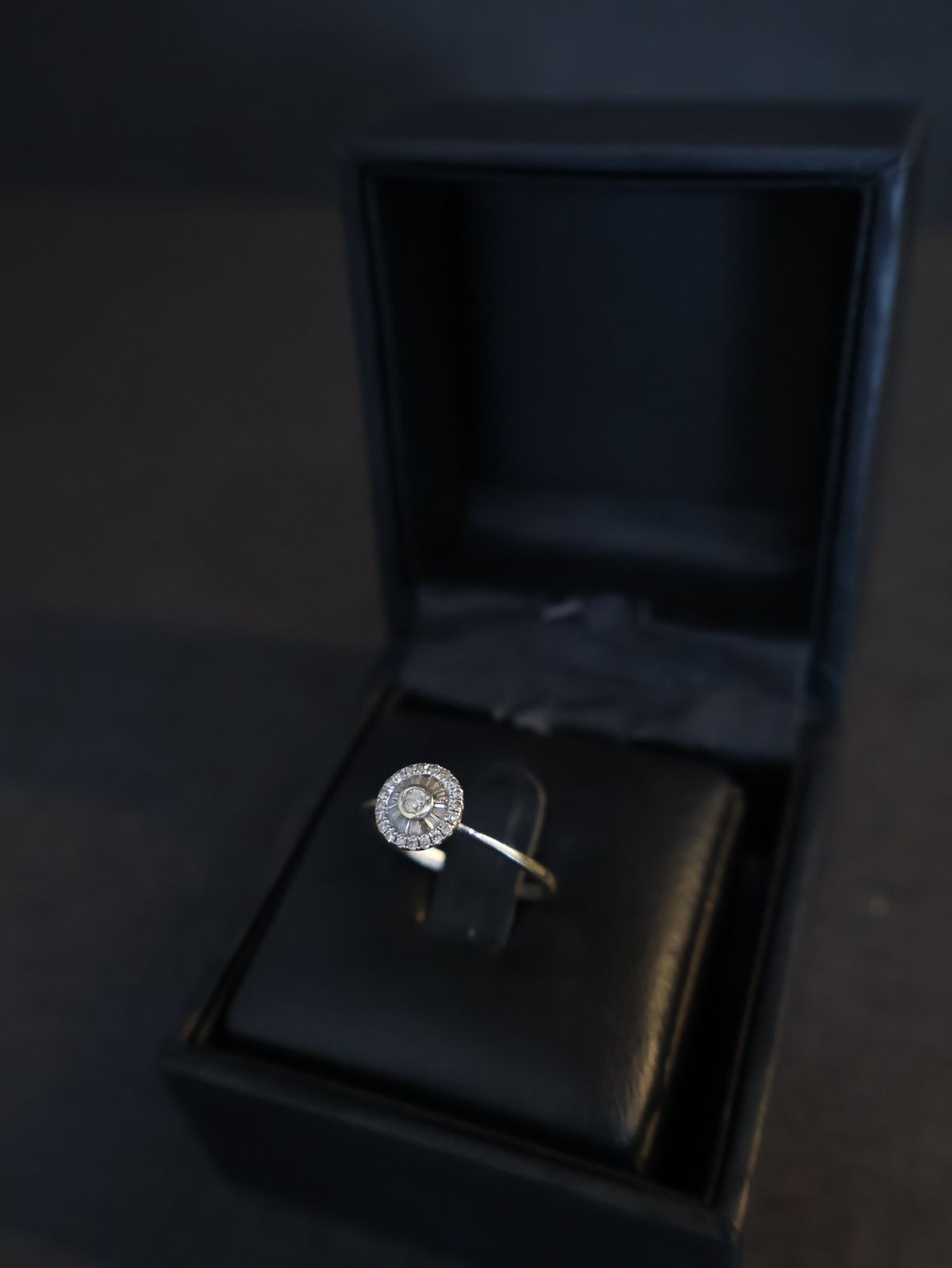 Anel em Ouro Branco e Diamantes