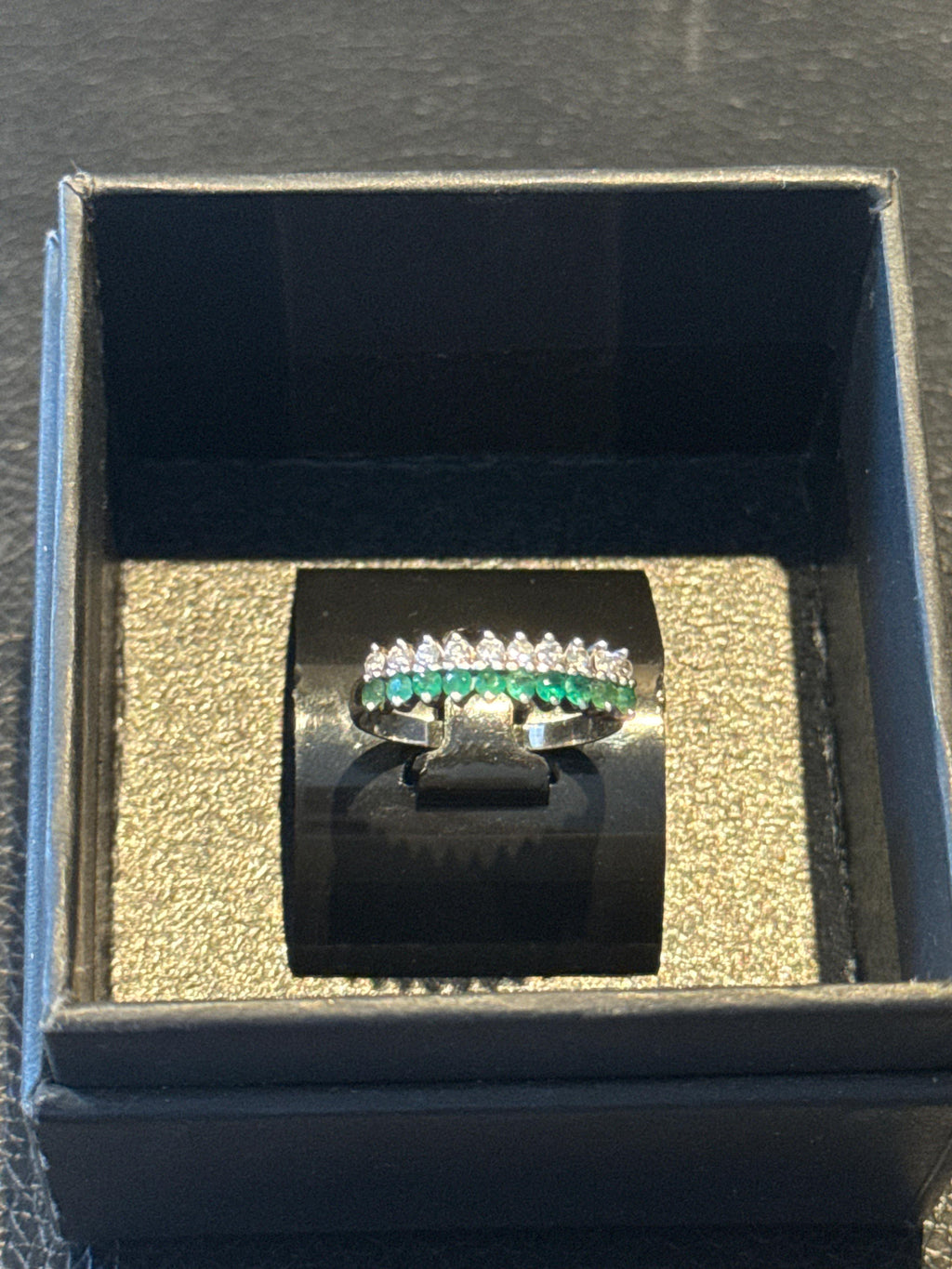 Anel em Ouro Diamantes e Esmeraldas
